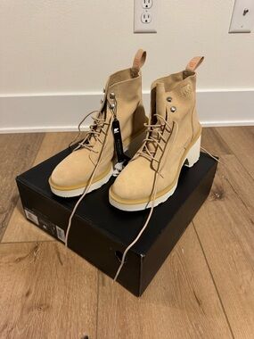 Sorel Women's Hi-Line Heel Lace Boots in Ceramic/Chalk waterproof - size 9 - NEW